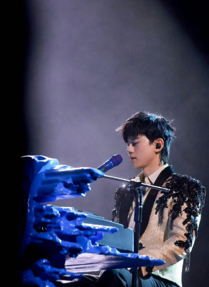 谁懂啊！张杰跨年为歌迷准备初雪，浪漫值直接拉满 ​​​