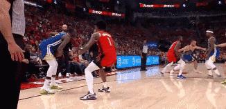 #nba# 格林妙传库里，勇士大比分领先了啊。
面对布鲁克斯的防守，库里打的特别