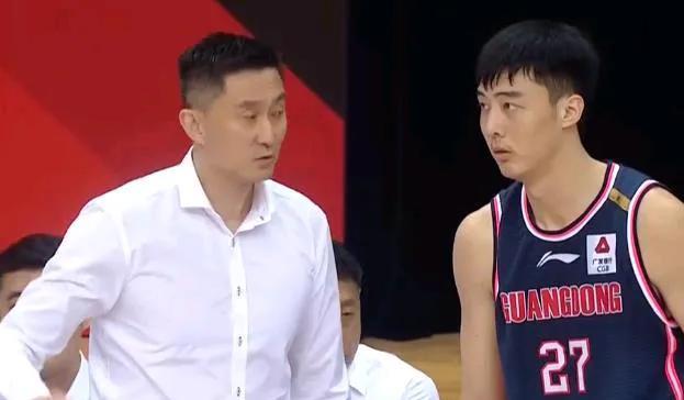 杜锋新改变
   上赛季，广东东阳光大战上海久事的比赛，想必球迷都至今都回味无穷