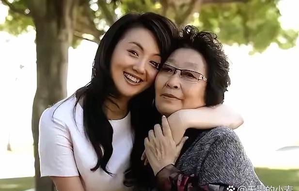 朱媛媛妈妈当年要是没坚持让她学表演，现在会不会少操点心？这事儿挺让人感慨的。当小
