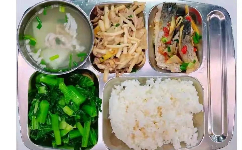 这是我们工厂的午餐，一份20元。老板说绝对是良心价格！
各位友友，你们怎么看？