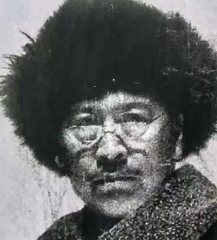 1932年，抗联将领王德林去大地主戴万龄家募捐时，戴万龄突然叫出200来个猎户、