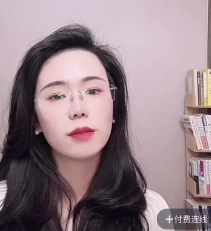 郭律肯定特后悔参加了这个节目，一下从天上掉了下来。
郭律在直播间给人分析离婚案件