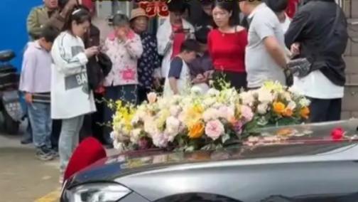 五十条香烟成“拦路虎”：婚车被阻一小时，新人无奈打车