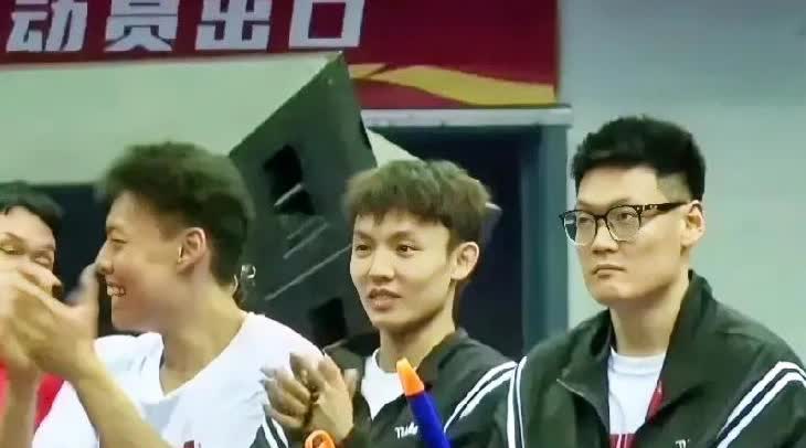大概率被淘汰的徐杰和张宁，在替补席显现出了两种不同的神态。

今晚男篮打波黑