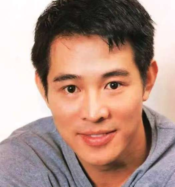 李连杰用实际行动诠释了什么是真正的强大
不是永不倒下，而是知道如何面对倒下。
不