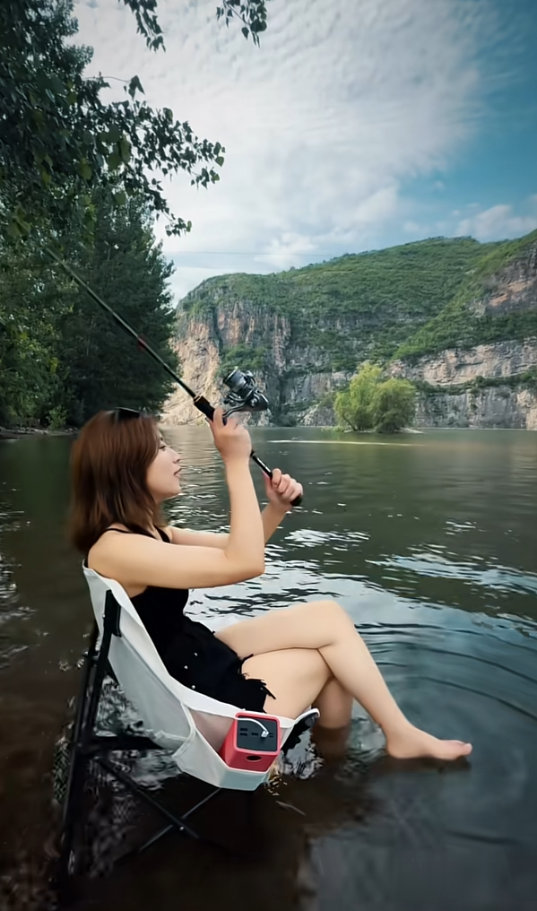 闺蜜带我来钓鱼好像感觉还挺好