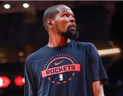 美媒更新动态，晒出杜兰特本赛季的数据：
场均25.7分
场均5.0篮板
场均4.