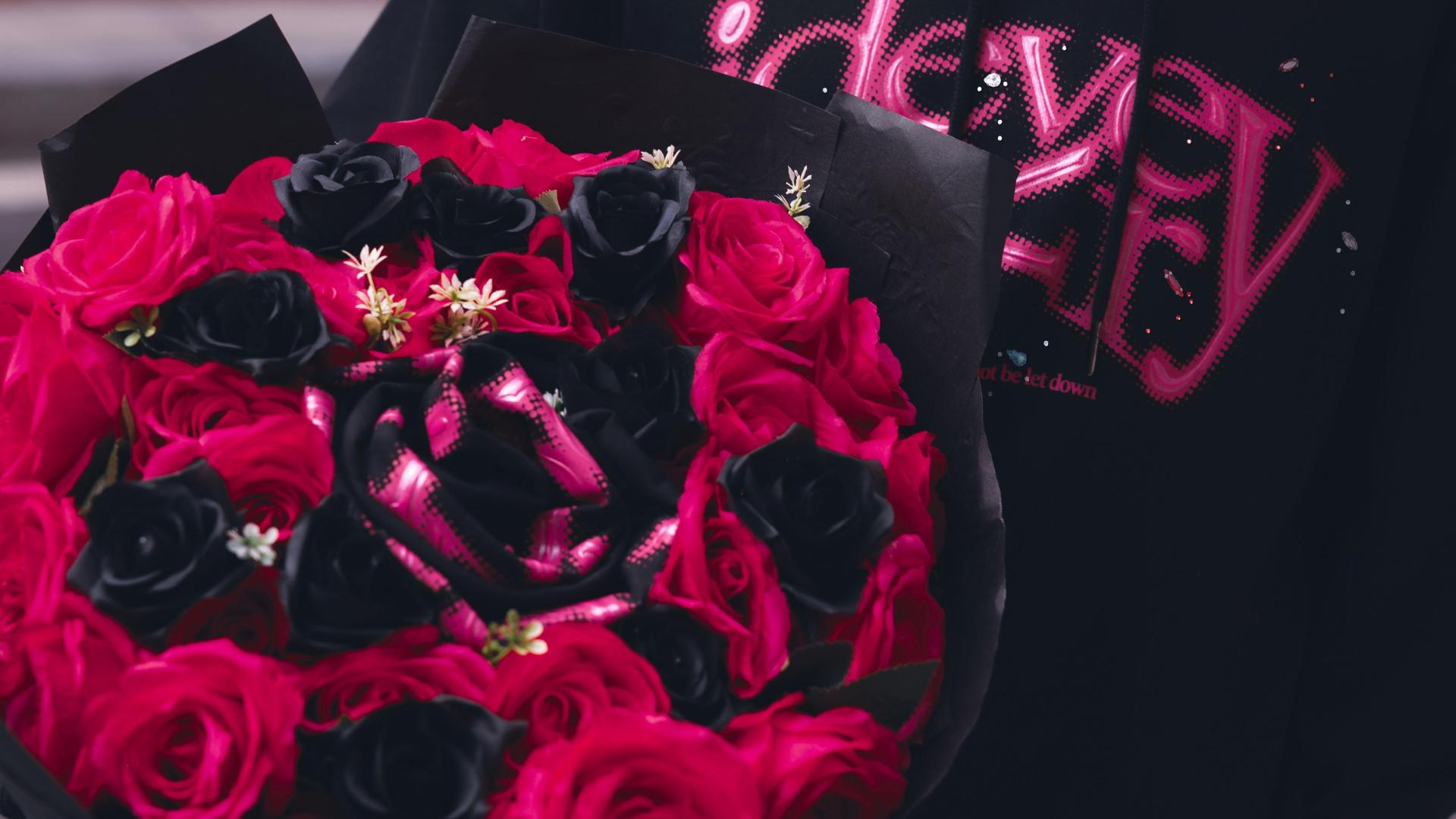 衣襟上的玫瑰，替我说了爱你：一场蓄谋已久的浪漫告白