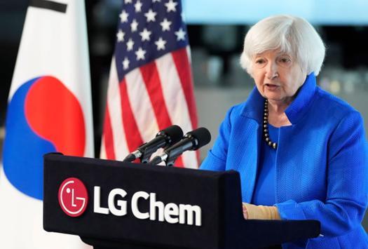 美媒：中国欠美国1.6万亿，若不偿还，就拒付中国8600亿美元国债！美国的“衰弱