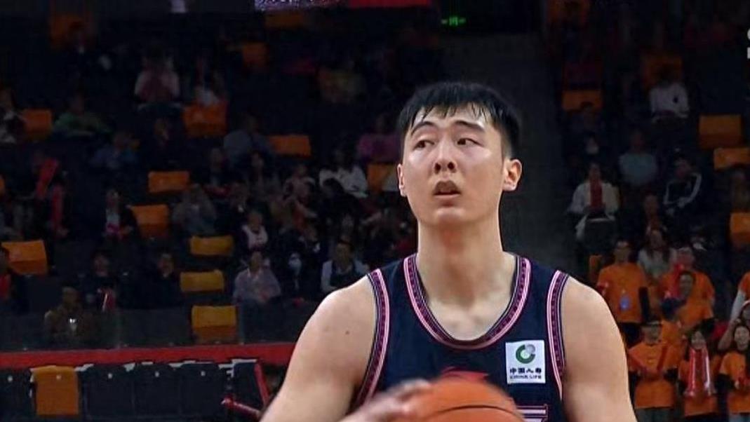 国外火了！张明池回应肘击，滑上去的