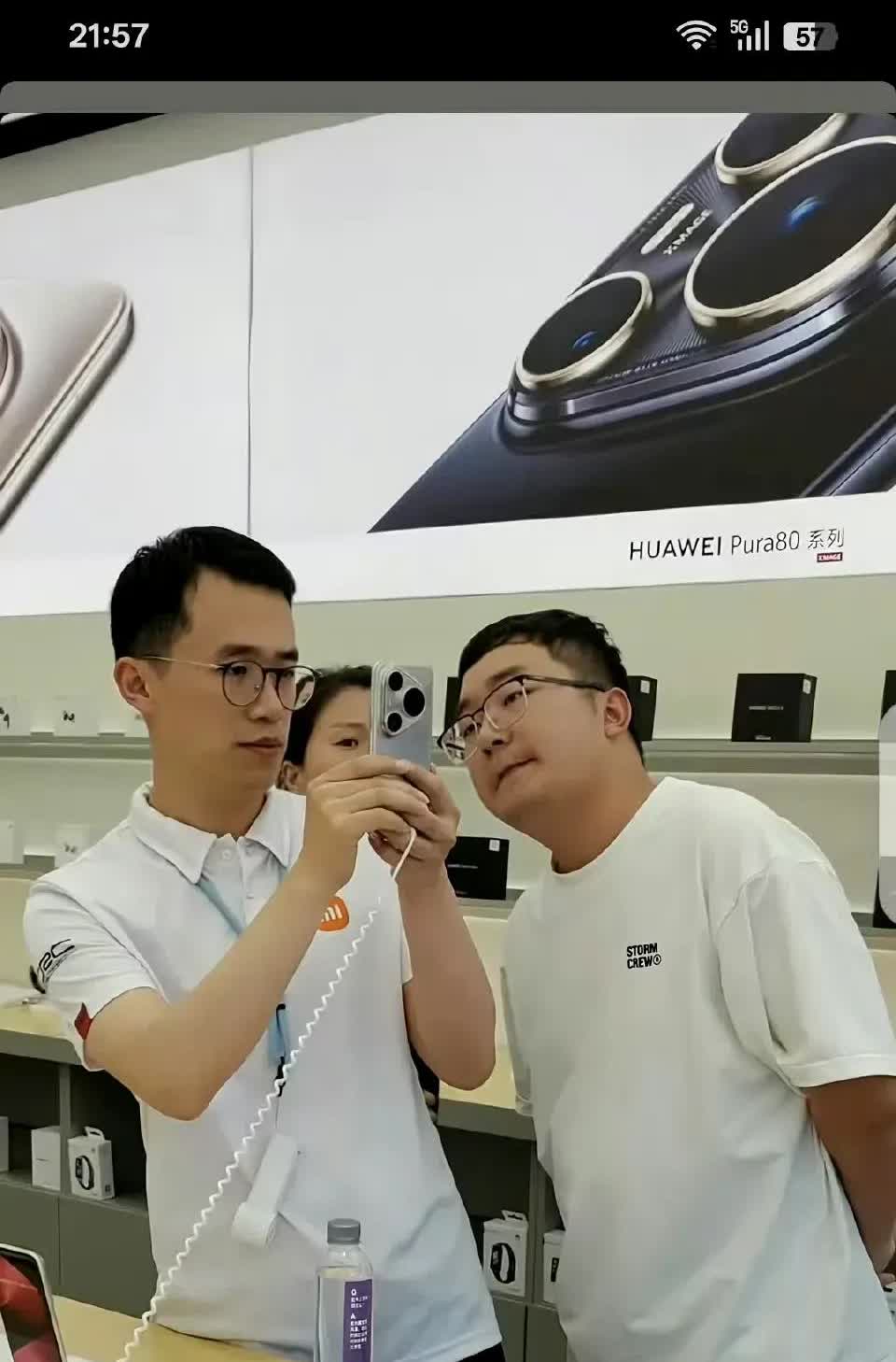 原以为“同行是冤家”，没想到小米高管王腾大大方方走进华为门店上手新机，想当年小米