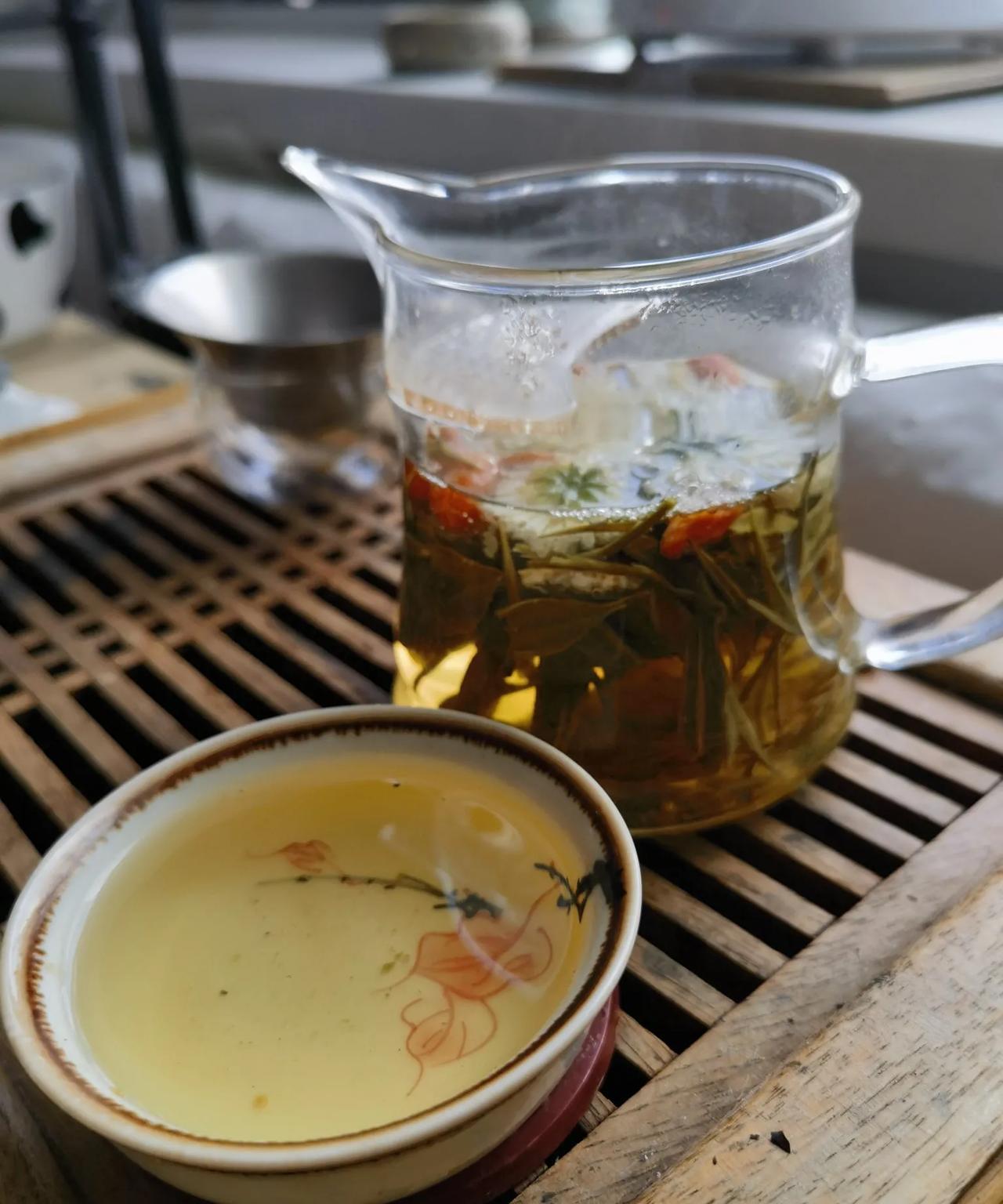 很多甘肃人的早餐，是从一壶罐罐茶开始的。今天早上煮了一壶罐罐茶。这几天，天气热，
