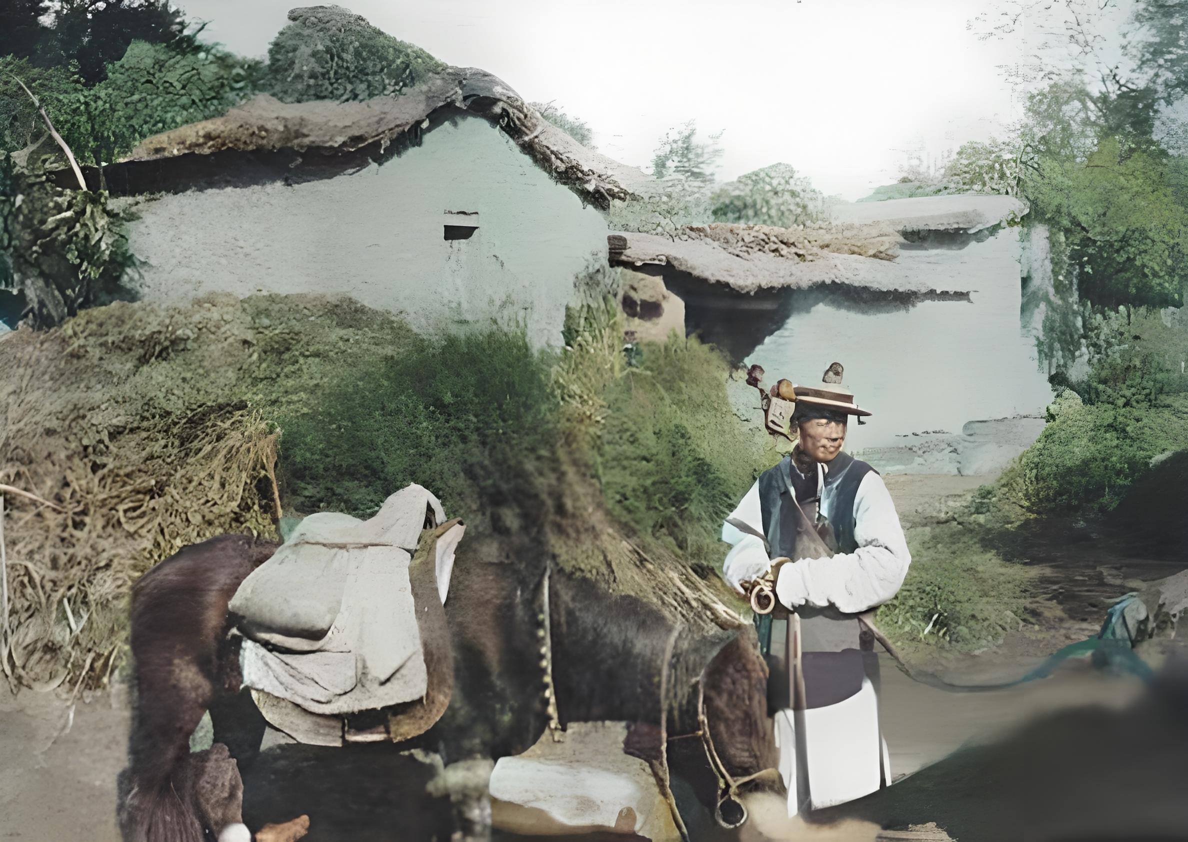 1903年10月，山东农村，一位牵着骡子的男子，看他的装束，应该是清末某地新军，
