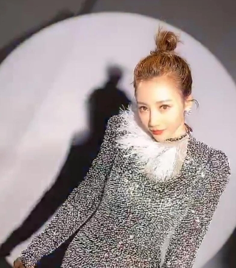柳岩穿紧身露背裙热舞，身材火辣皮肤光滑像少女