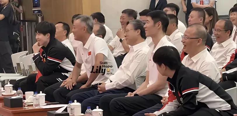 俩人中间隔了好几个老头，还是我哥最帅。
这俩人你看看我，我看看你。
这波糖分有点