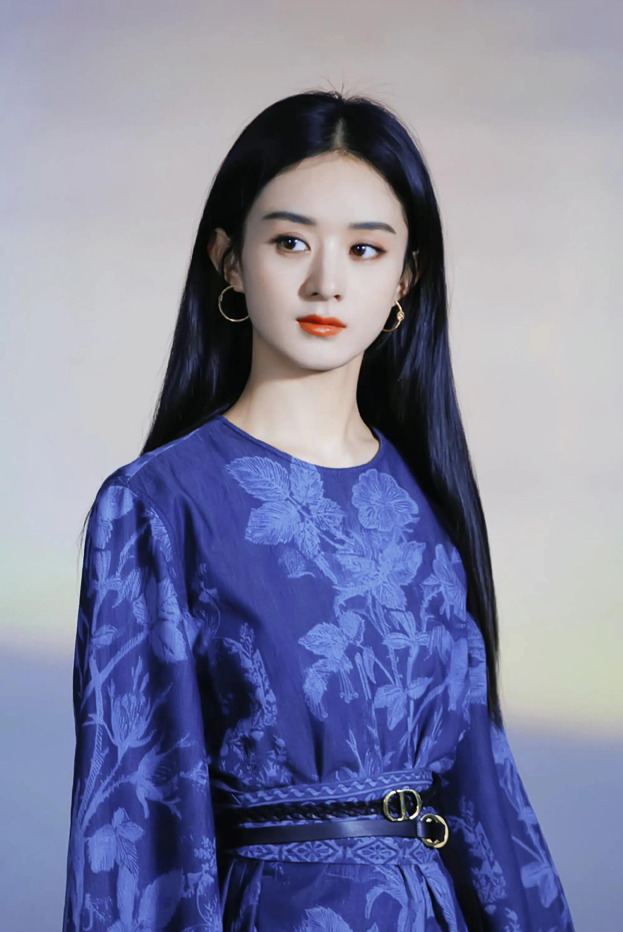 老婆：“老公，我胖到300斤你还爱我不？”

老公瞪大眼睛：“300斤？那你可就