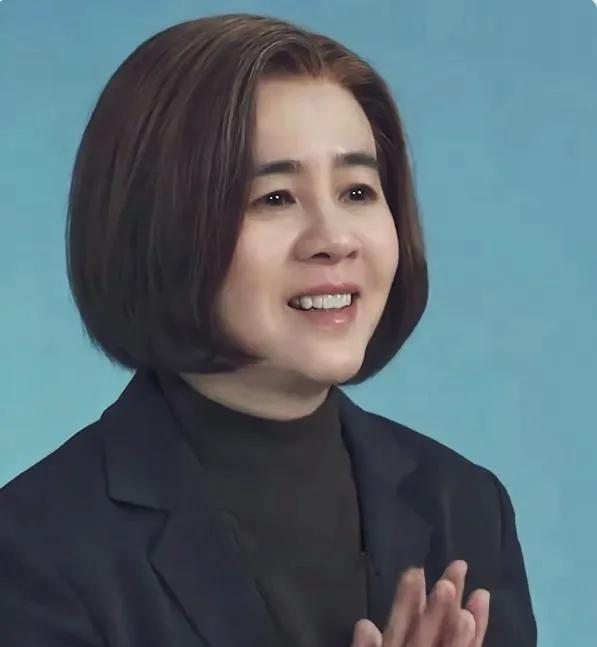 金龟子终于换了万年不变的锅盖头，一下子变得知性优雅起来了。#金龟子# #刘纯燕#