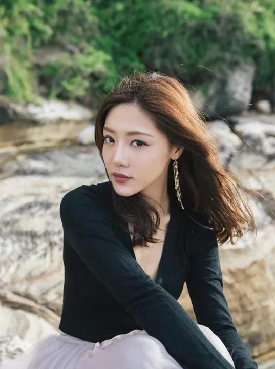 邓家佳说，18年离婚后，工作机会反而多起来了，以前接戏总担心档期冲突，现在能专心