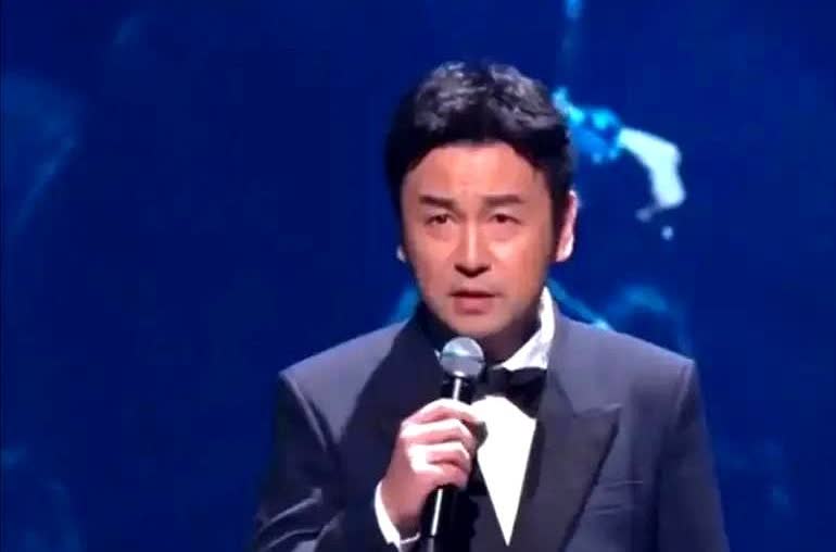此人越来越“猥琐”了，戏路越来越回归本质。

头大，肥脸，五官很挤，眉骨低，