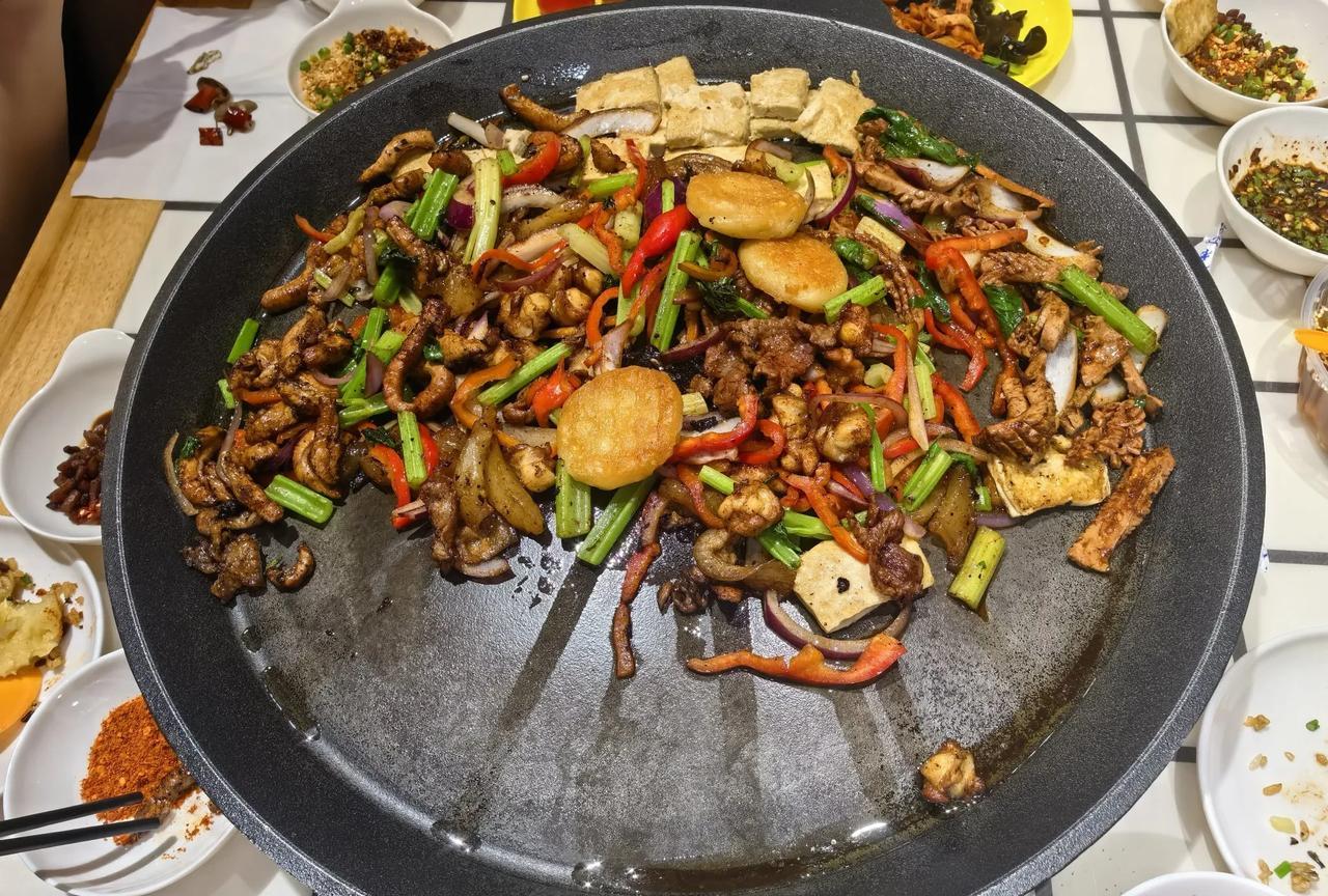 去班味的第二天
打开贵阳美食，锅烙真的是不错的选择。口感很棒，氛围也很好。#去班