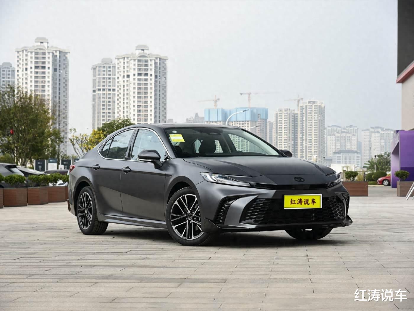 2026款丰田凯美瑞双擎HSE光辉亮相，磨砂灰配色，运动外观