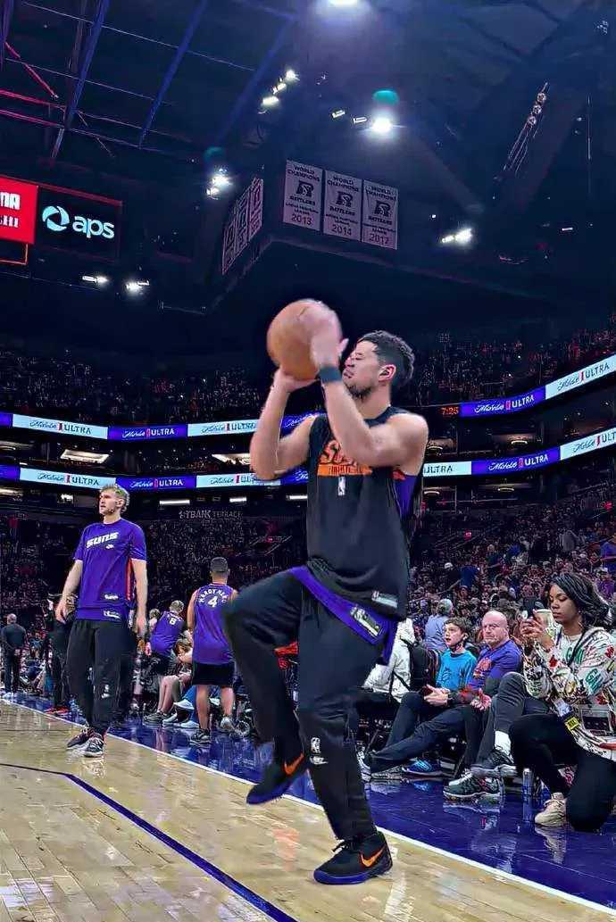 0.4秒出手还能41%三分？
这命中率比开挂还离谱
德文·布克把投篮拆成三步：脚