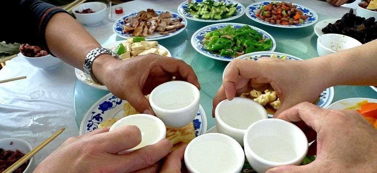 社保局败诉！江西，一男子下班后，在家宴请几个客户，席间喝了3瓶白酒，岂料，当天晚