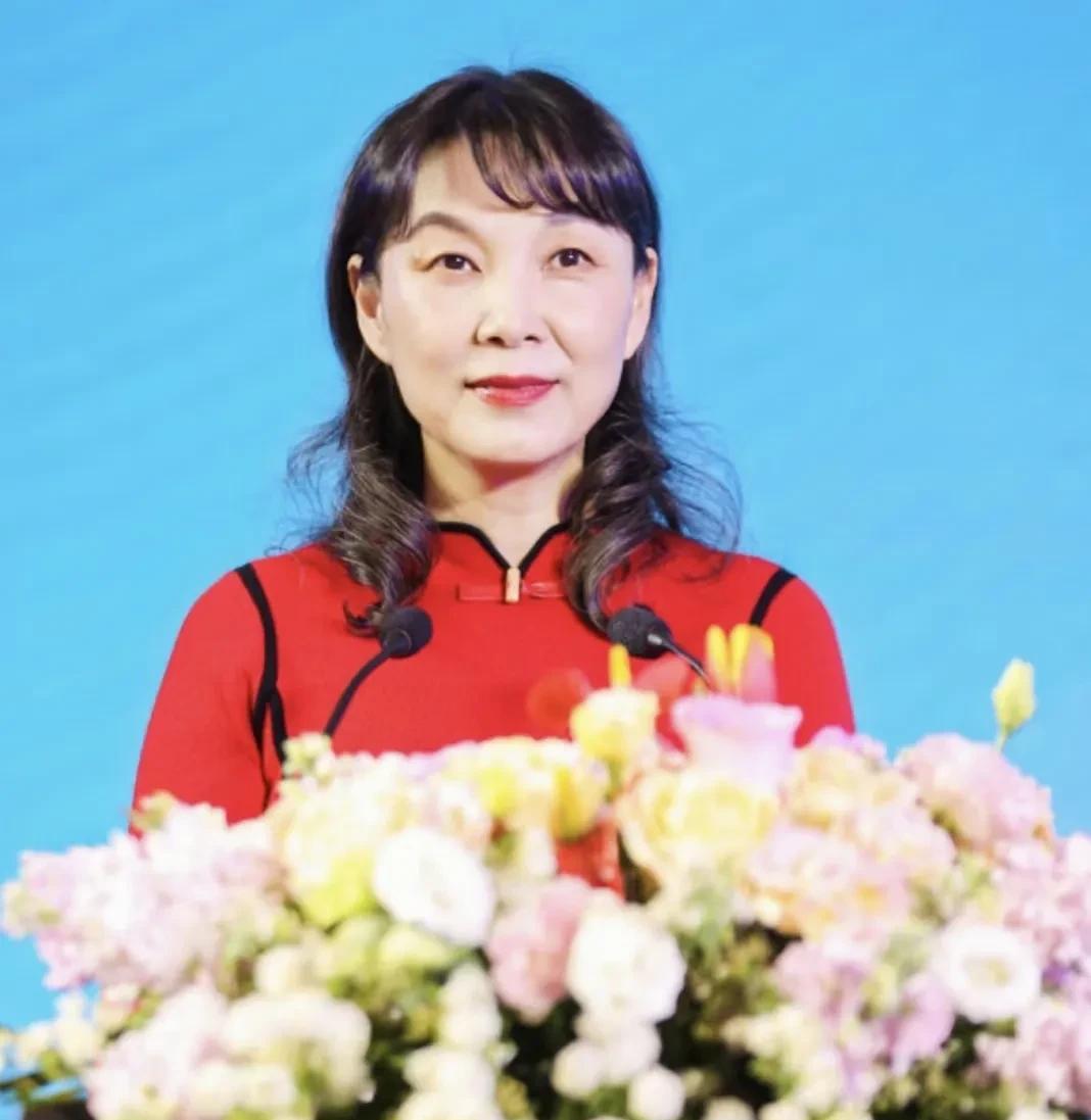 有网友说；我是律师，光看这些天的新闻杜建英一方就有几个巨大的bug， 1. 口头