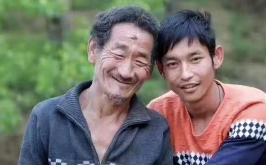 1991年，一对小夫妻生下个残疾儿子，将他扔在草丛里，一个单身汉将他捡回了家，含