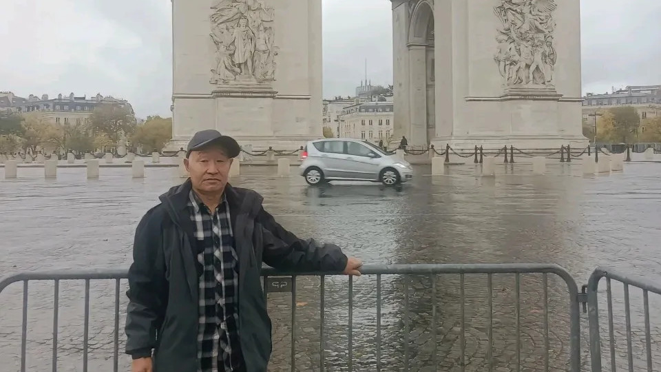 一位大爷的旅游照火了！网友辣评：抑制了我的旅游欲