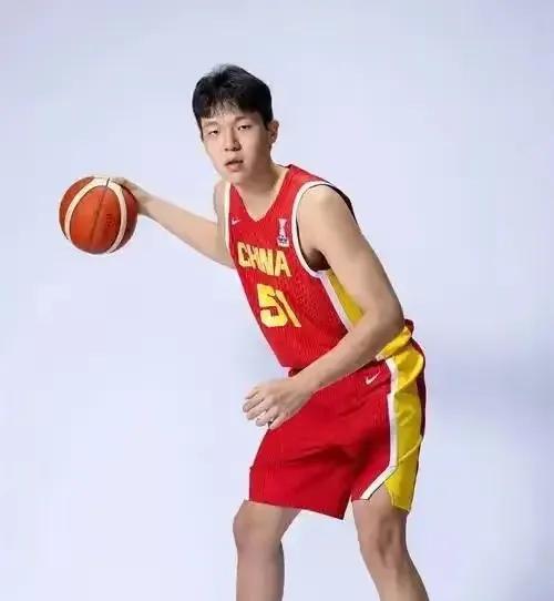 战关岛，周琦、赵继伟、杜润旺轮休，中国男篮刮起青春风暴，由于对手实力较弱，这正是