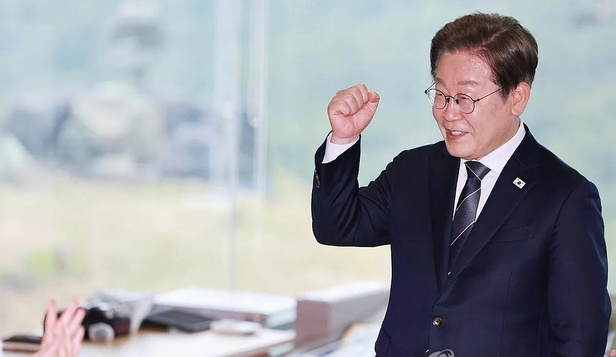 李哥第一次出国了！明天出国参加G7峰会！尹锡悦上任后去美国唱歌，抱着美国腿示爱！