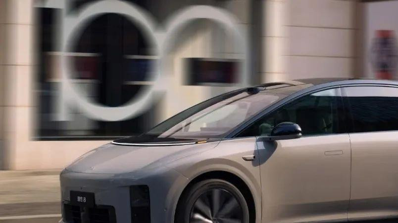 理想i8硬刚碰撞乘龙卡车，背后有多少你不知道的内幕