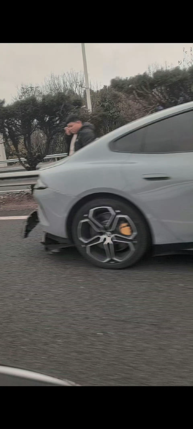 小米su7后车追尾
关于小米 SU7 被大众汽车追尾，大众车起火而小米 SU7 