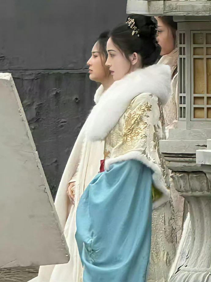 被娜扎的面部平整度吓到了，这脸太优越了，整都不敢整成这样，她直接长成这样 