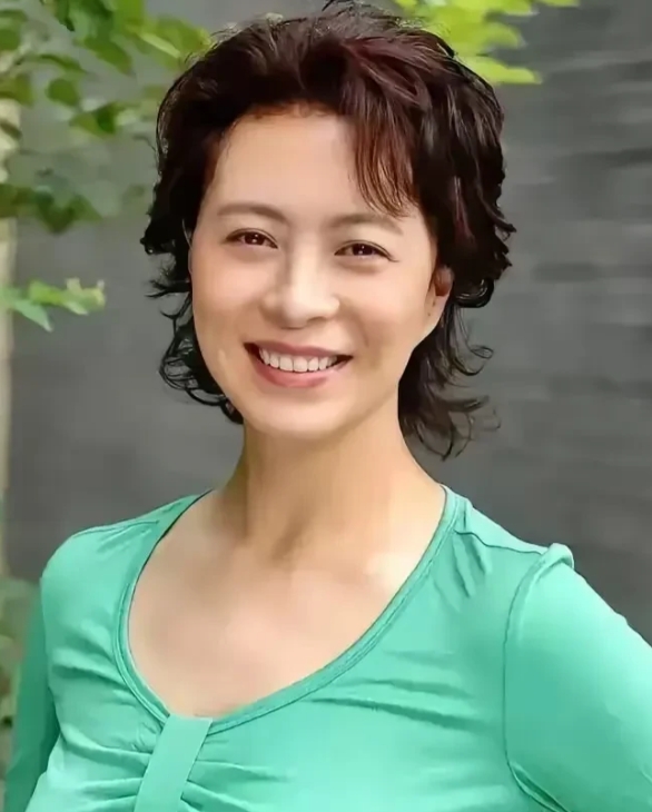 照片中的这位女演员好美，长得看到又有气质，纯天然的就是耐看。她在20年前扮演的任