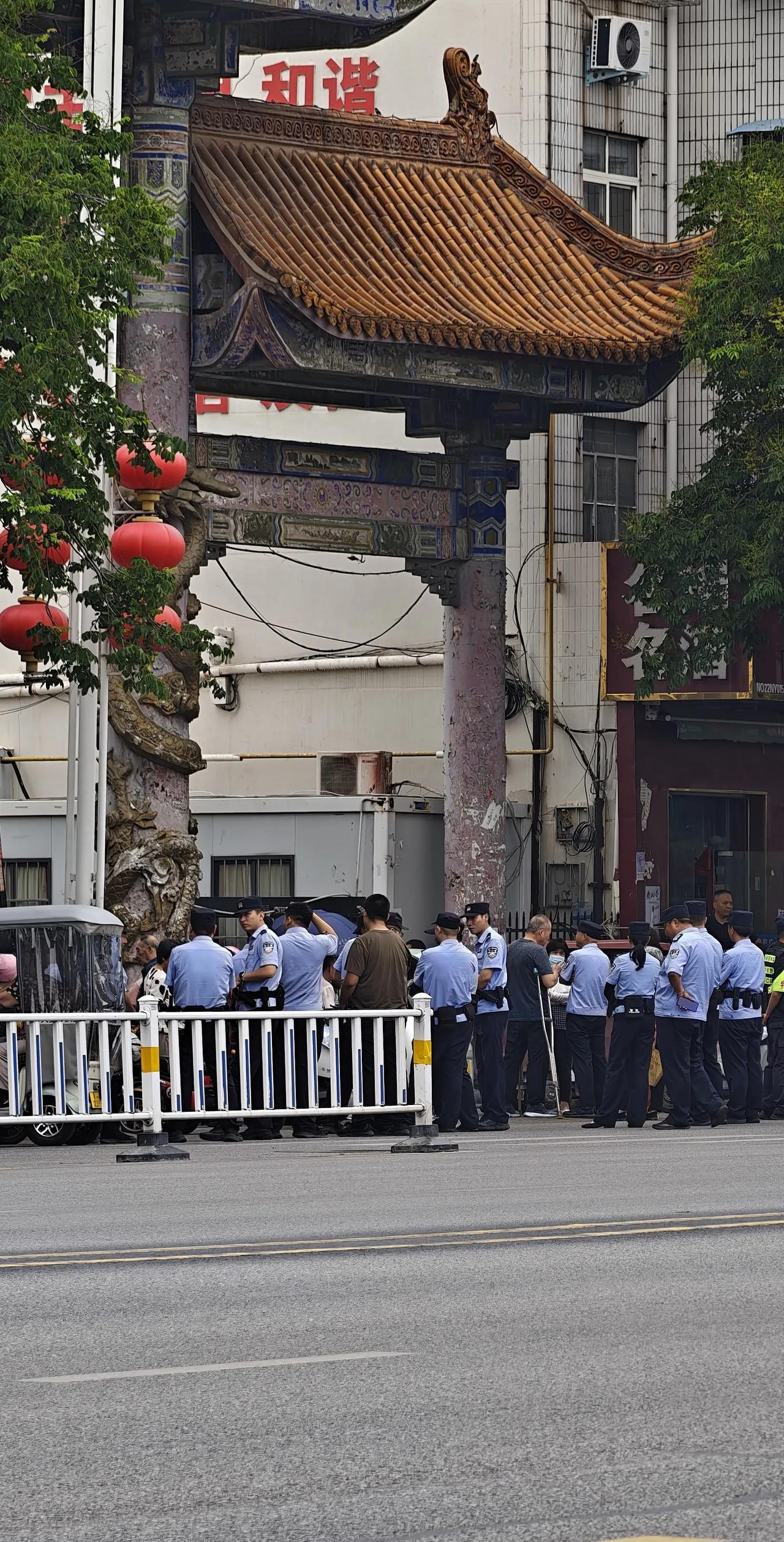 南阳市长江路棉纺厂这些人到底是干啥，每隔一段时间就会有大量的工作人员在处理问题，