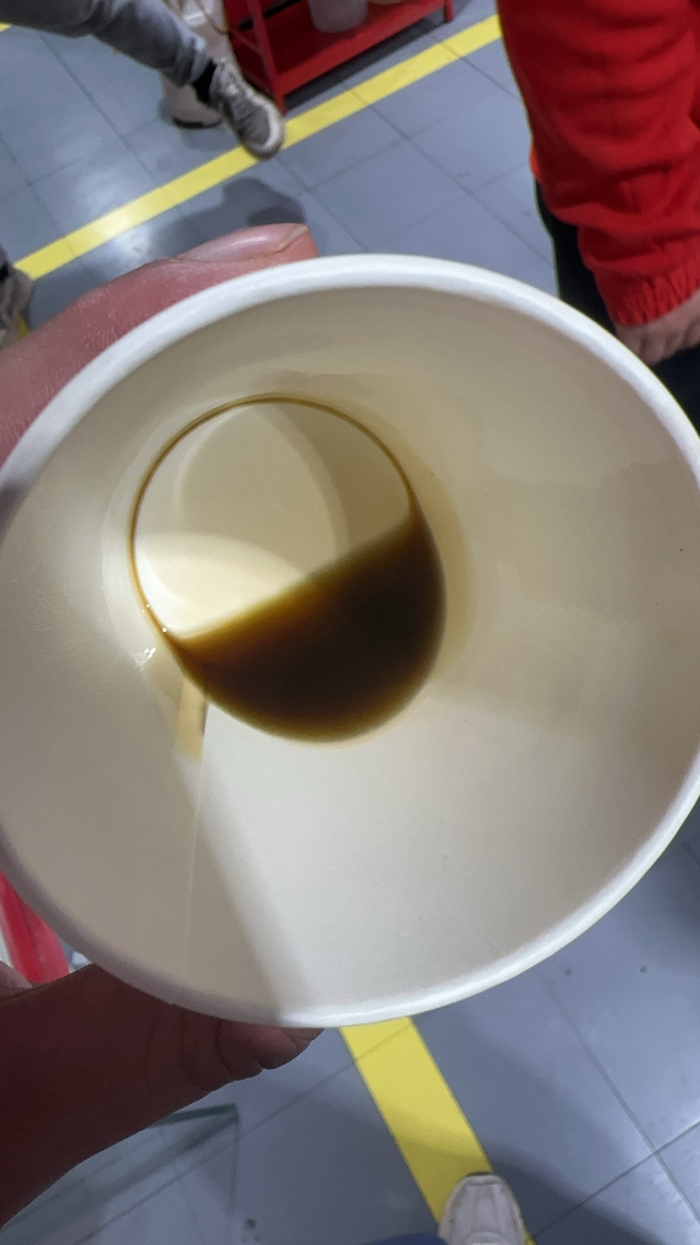 请问各位大哥
九个月的变速箱油和刹车油这颜色正常吗，含水量2.6