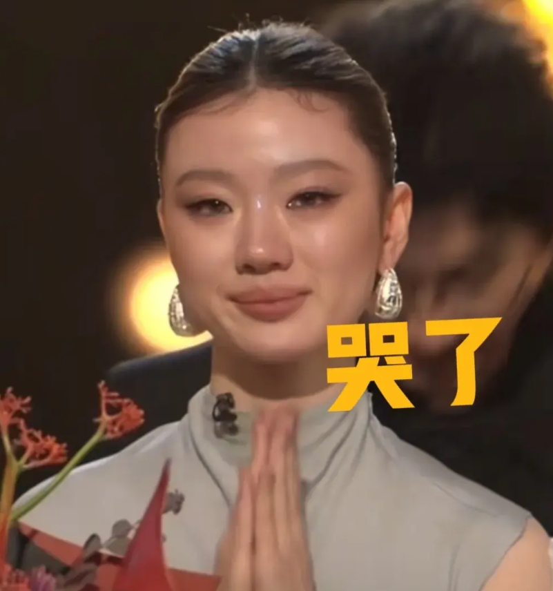 湖南卫视要捧得不是单依纯吗，结果真让人感到意外，单依纯当场流下了不甘的眼泪
没有