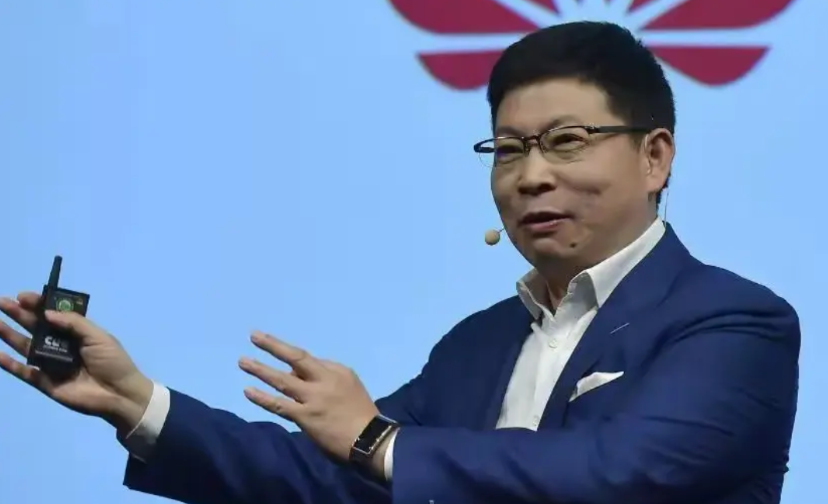 为什么华为的鸿蒙操作系统能成功。
大家发现没有，微软搞过手机操作系统，失败了，三