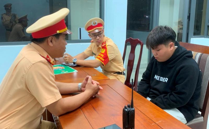 越南岘港警方抓获的少年犯罪团伙，收缴刀具长钢管，这些人攻击路人
图片来源越南人民