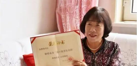 1987年，内蒙1男生考上大学，向女老师报喜，女老师高兴的从兜里掏出20块钱，塞