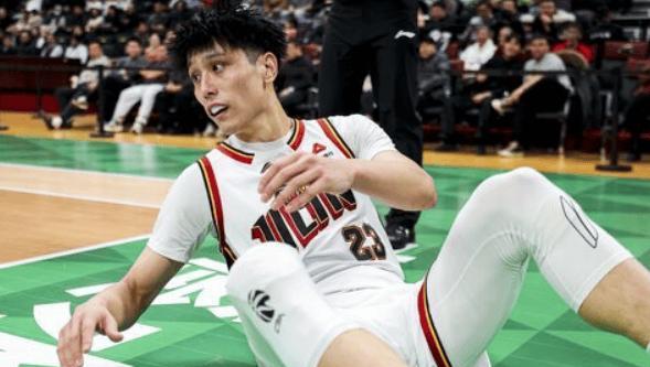 辽宁男篮战胜了吉林男篮，本场比赛吉林男篮缺少了大核姜伟泽，但是栾利程扛起了进攻大