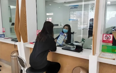 辽宁一名女子离婚后住在娘家。她信用卡还不上，儿子又急需交补课费，无奈之下，偷偷拿