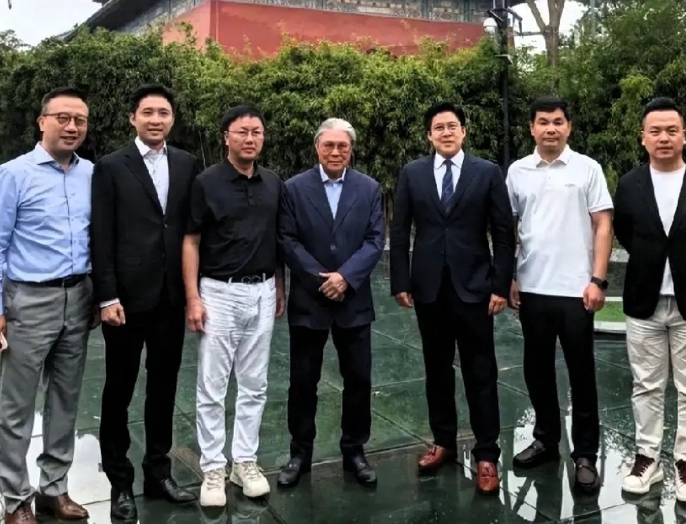 79岁霍震霆现身北京，背后还藏着个大动作

一觉醒来，霍家三代人悄悄干了件大事。