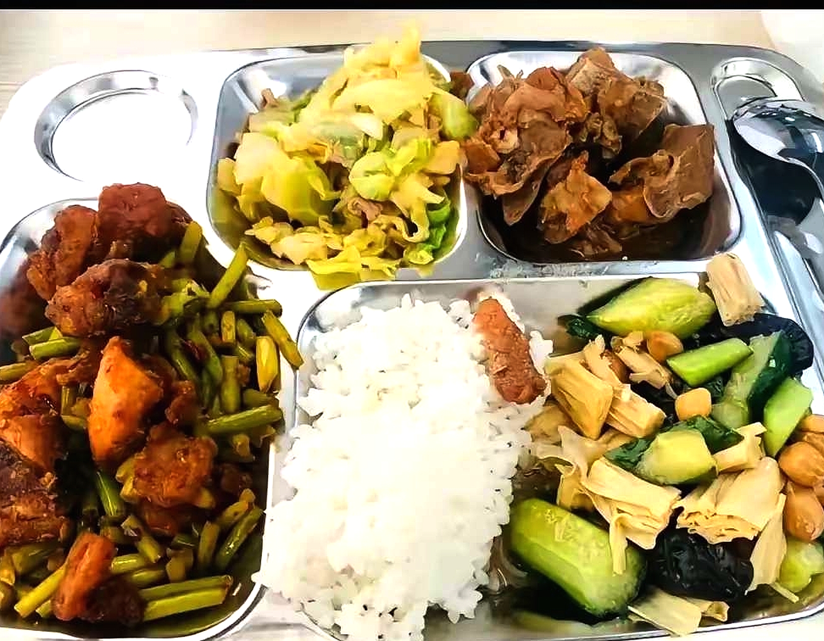 儿子学校20元午餐。 大家觉得贵不贵？