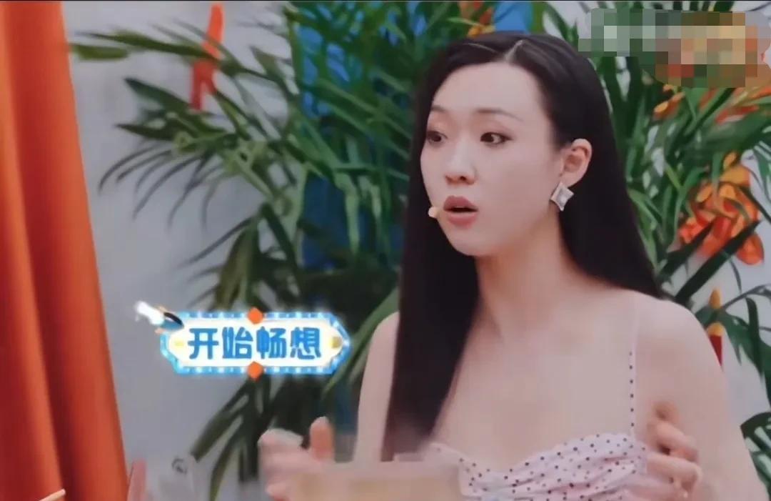 管乐说：“我之前和朋友住在一起，一起合租了一年，真的好开心。她很爱收拾，把家里收