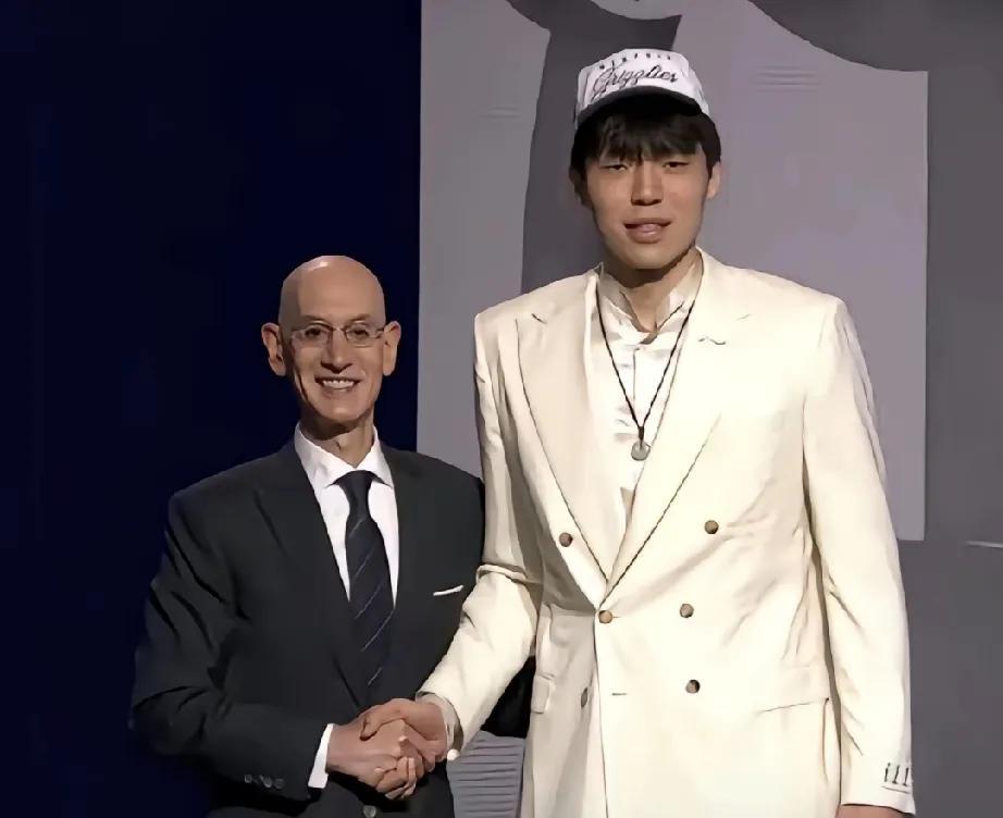 这是看肖华最顺眼一次，就连头发都觉得很温柔[看]
#NBA吐槽大会#