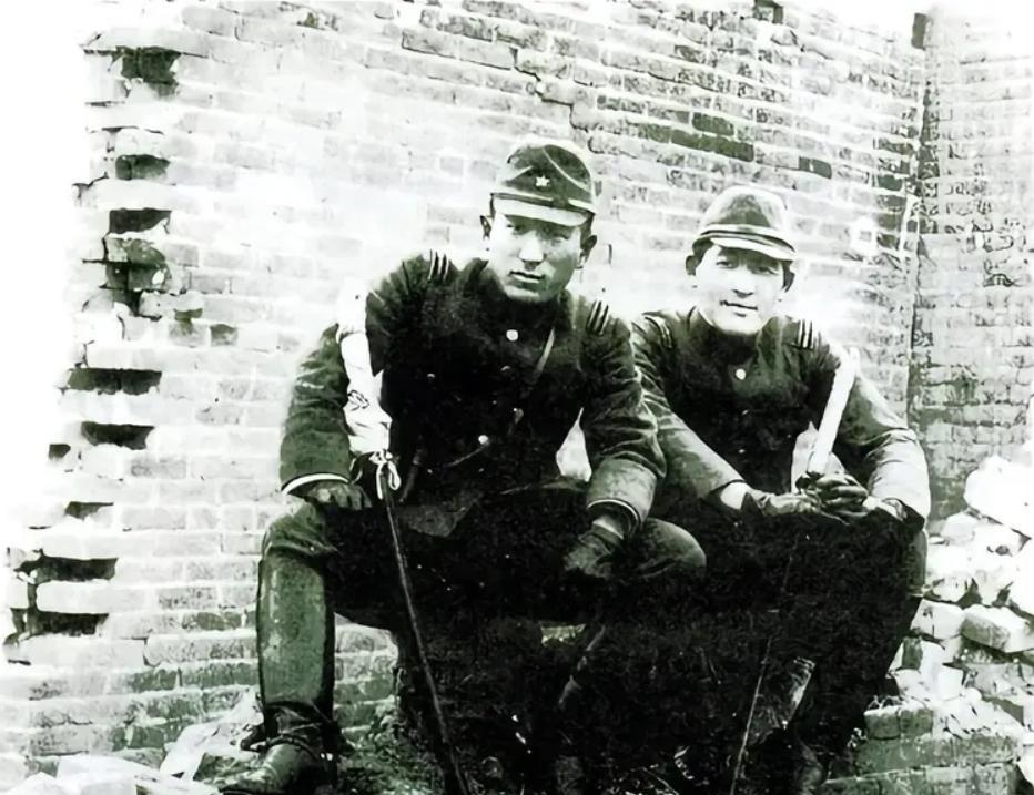 “百人斩杀人竞赛”，向井敏明杀害了106人，野田毅杀害了105人，两人在1948